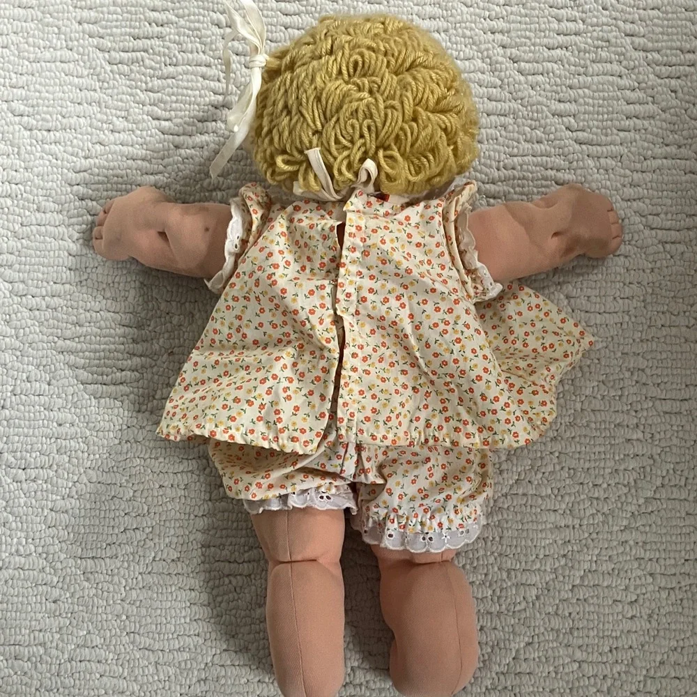Vintage Cabbage Patch Doll with original dress signed 1985 bib some stains - Picture 4 of 15